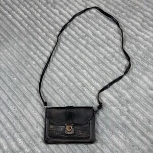 Faux Leather black crossbody bag with a crocodile-textured flap‎ W Metal Clasp